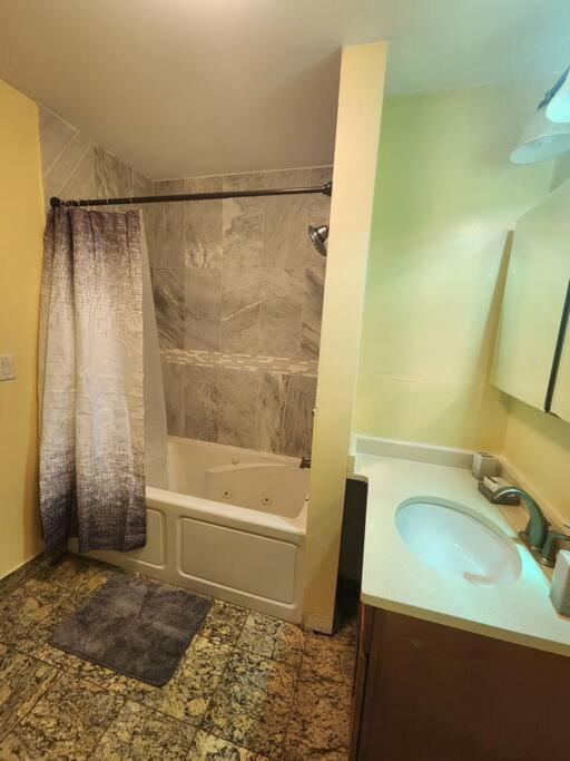 Appartamento Classy 3 Bed Near Nyc With View! Union City Esterno foto